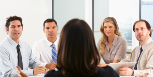 ieamand die assertiever worden omdat hij of zij niet durft te spreken voor een grote groep, of benadeelt wordt bij de poging tot.